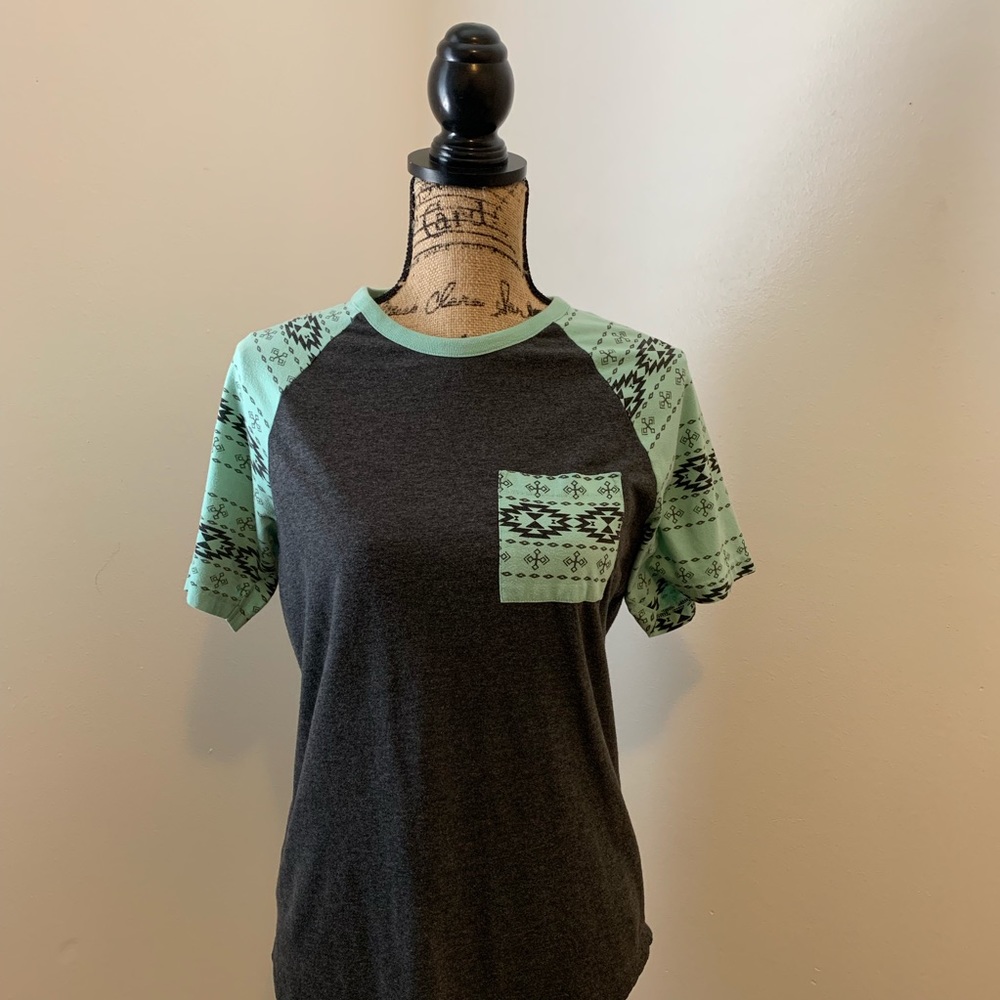 BOGO💕 Women’s Aztec Print Tee sz Small